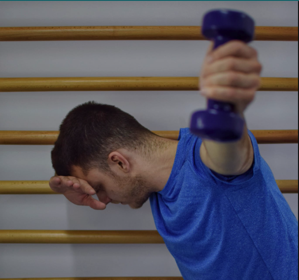 Tonifiere umăr în sala de kinetoterapie